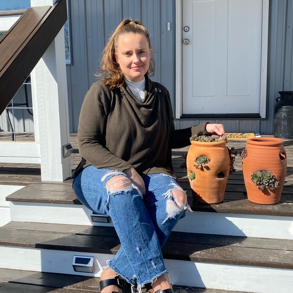 Meet your Posher, Jenna - Picture 2 of 2